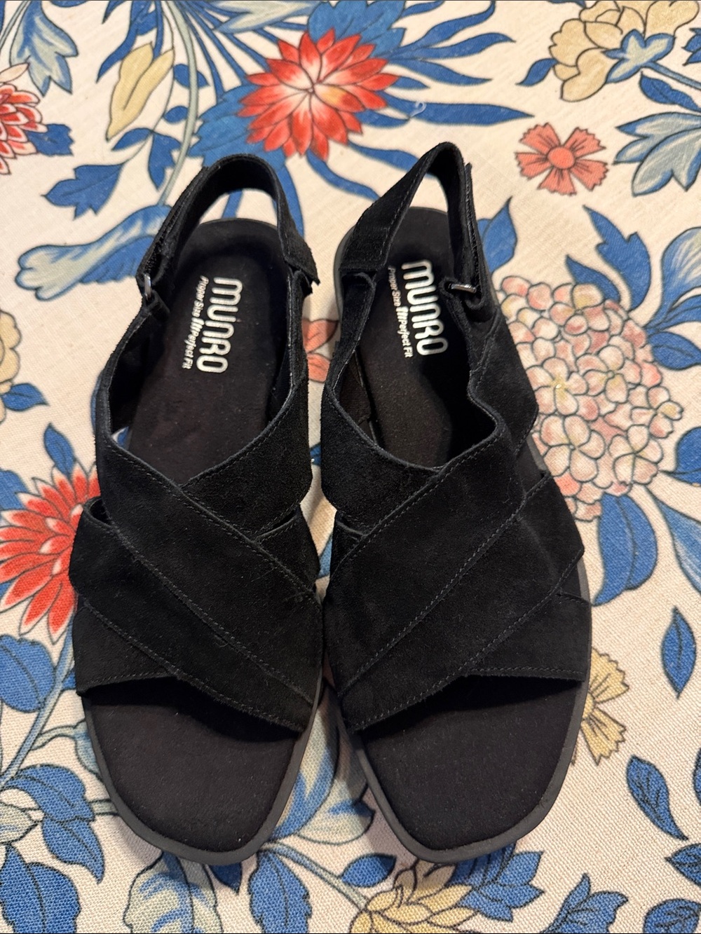 Munro Black Suede Crisscross Slingback Sandals Sz 6